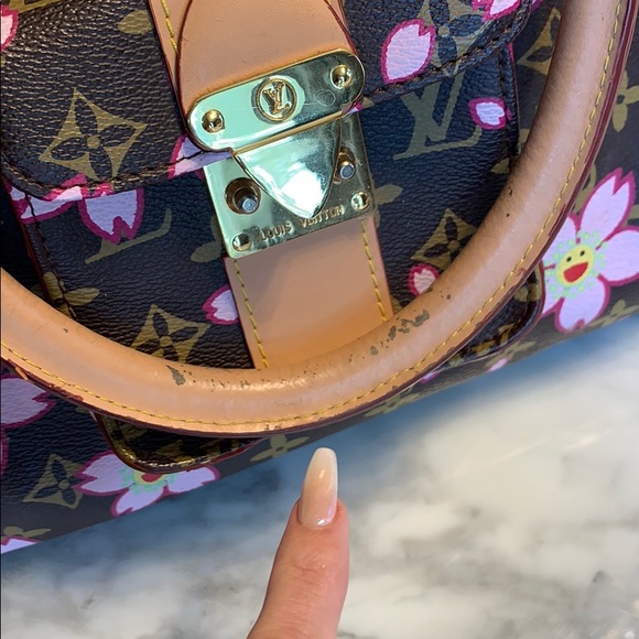 Replica !! Not real .    Purse . Bag . - Picture 2 of 8